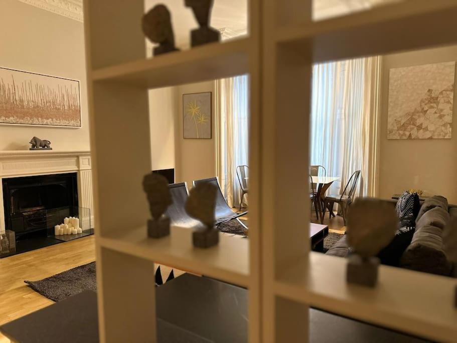 Stunning 2 Bed/2Bath Flat In Heart Of Kensington Apartment London Bagian luar foto