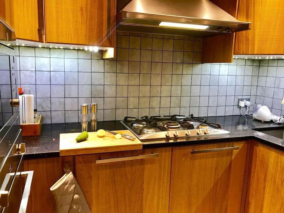 Stunning 2 Bed/2Bath Flat In Heart Of Kensington Apartment London Bagian luar foto