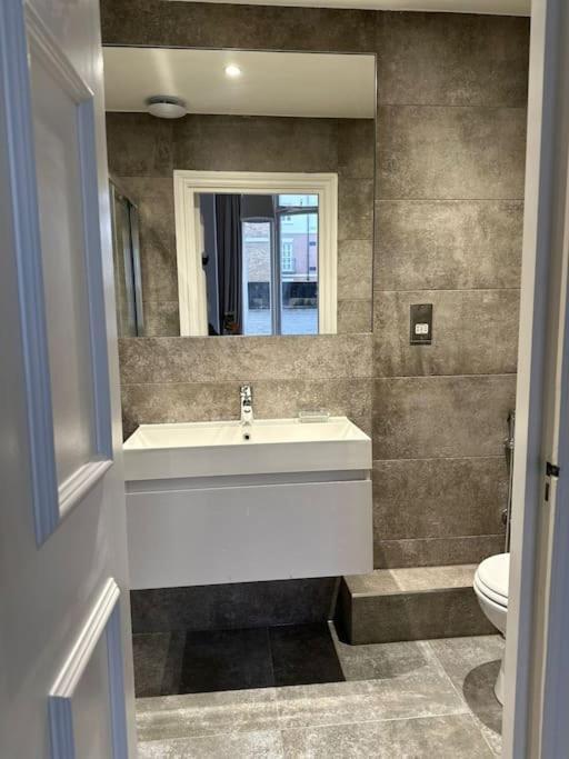 Stunning 2 Bed/2Bath Flat In Heart Of Kensington Apartment London Bagian luar foto