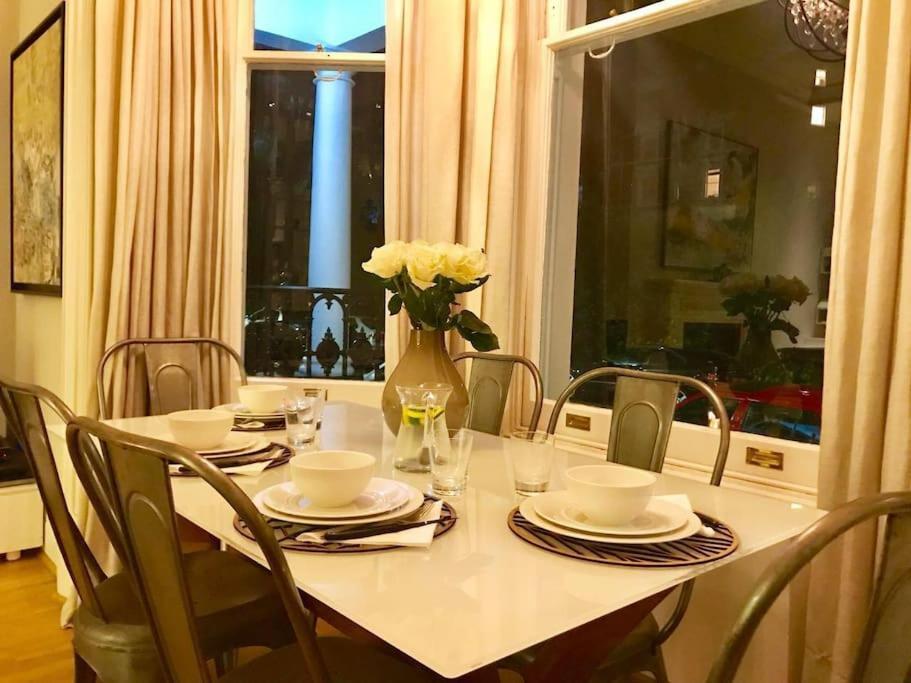 Stunning 2 Bed/2Bath Flat In Heart Of Kensington Apartment London Bagian luar foto